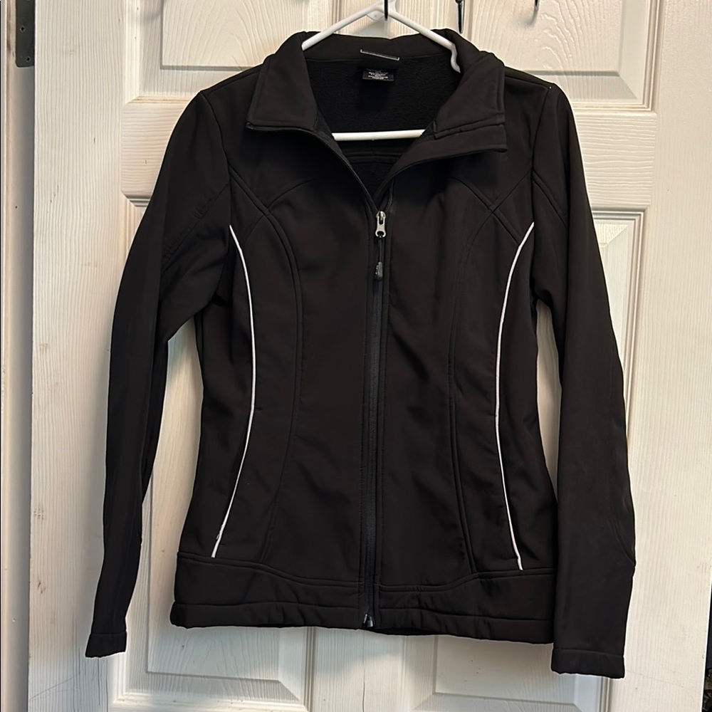 Black Ski Jacket with Sleek Athletic Design